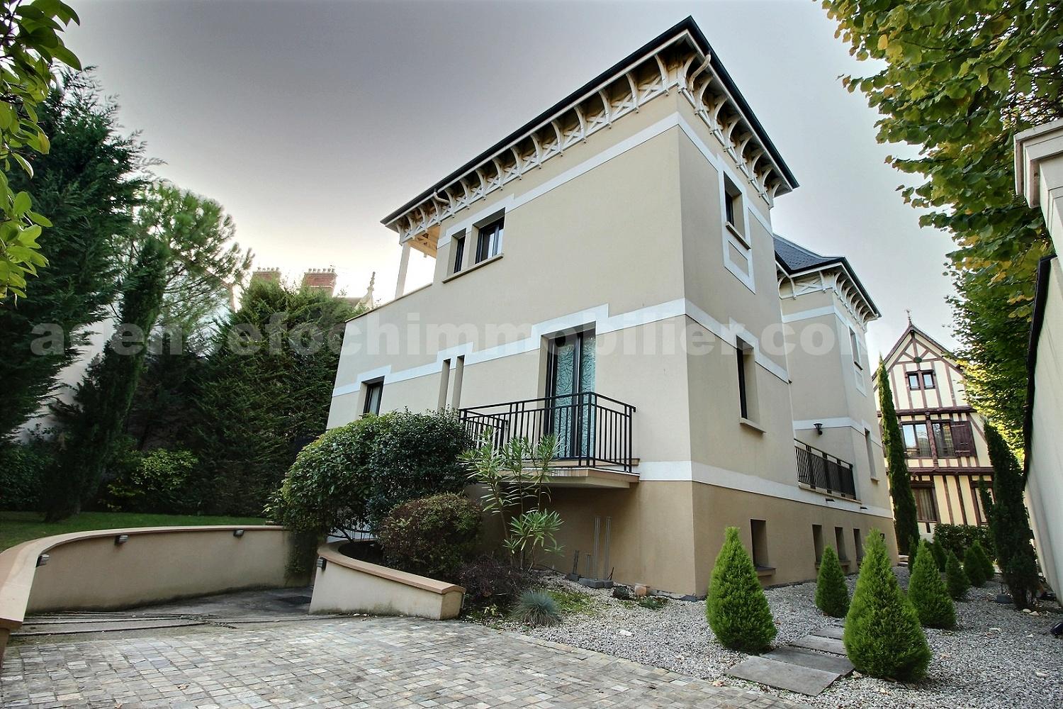 Maison 8 Pièce(s) SAINT-MAUR-DES-FOSSES