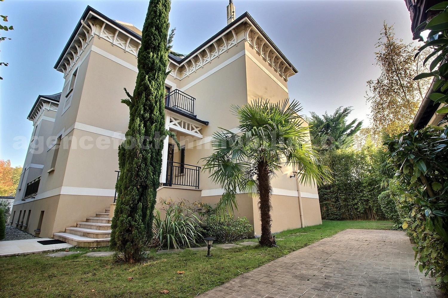 Maison 8 Pièce(s) SAINT-MAUR-DES-FOSSES