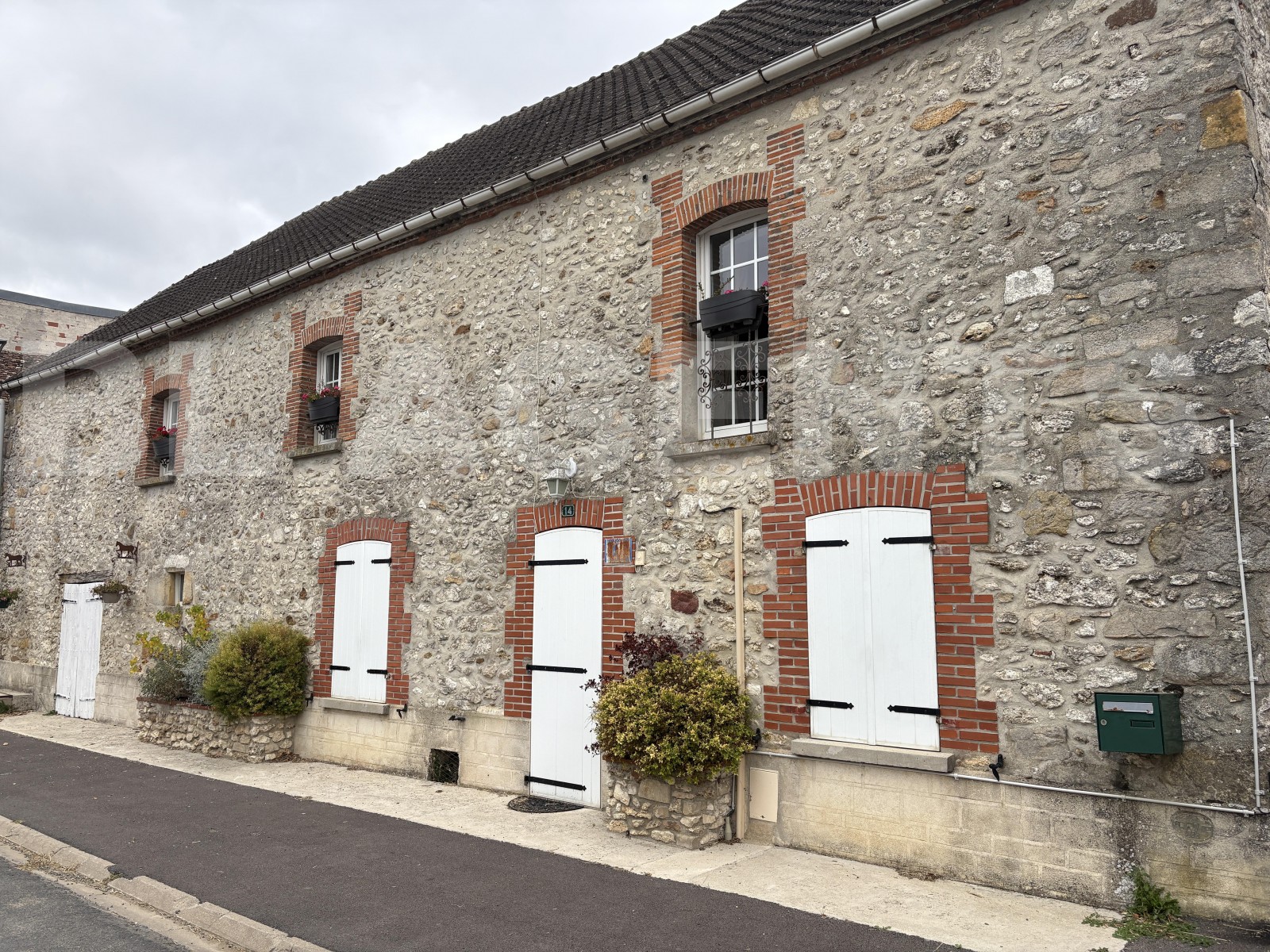 Maison en pierre 9 Pièce(s) TREFOLS - Photo 1