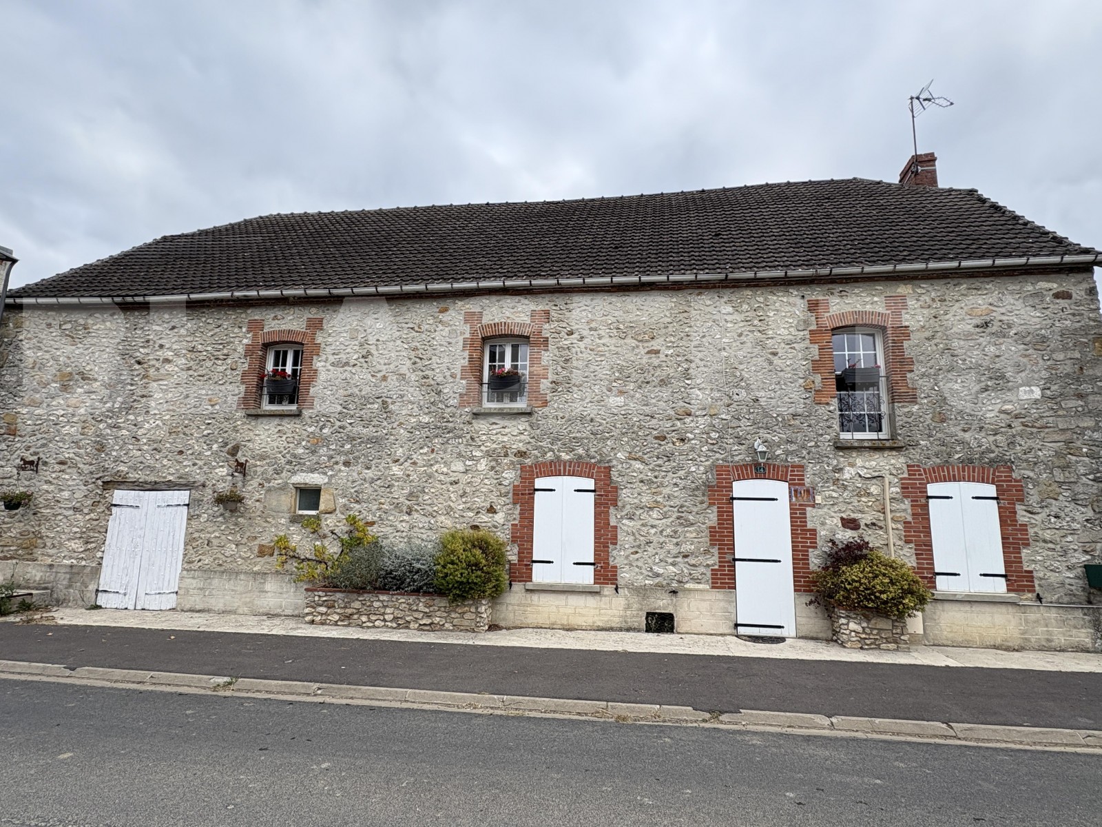 Maison en pierre 9 Pièce(s) TREFOLS - Photo 2