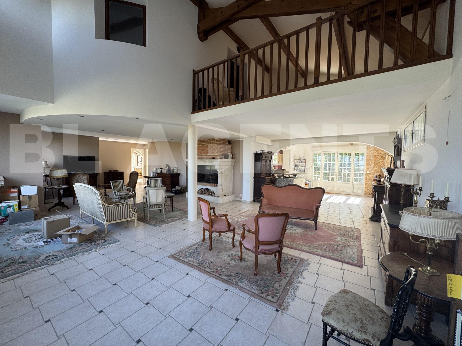 Maison 8 Pièce(s) SAINT-JEAN-LES-DEUX-JUMEAUX - Photo 1