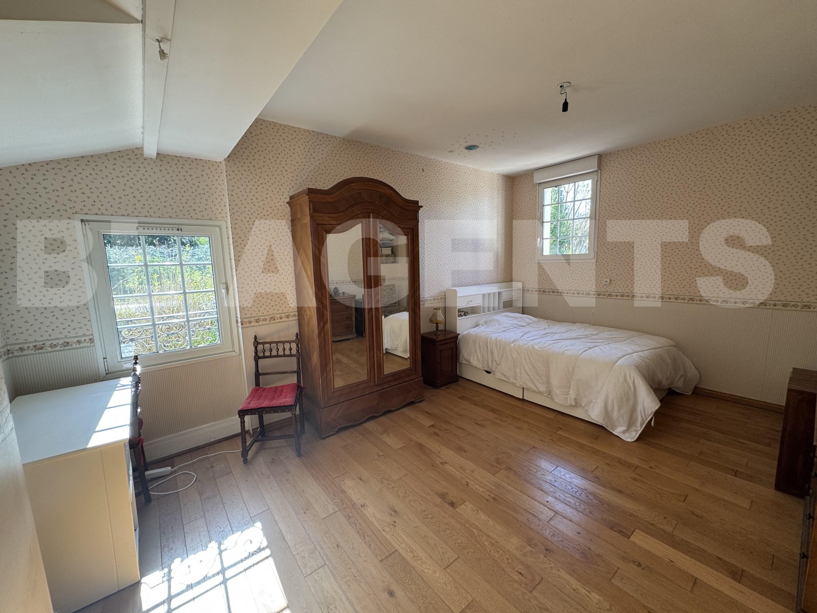 Maison 8 Pièce(s) SAINT-JEAN-LES-DEUX-JUMEAUX - Photo 8