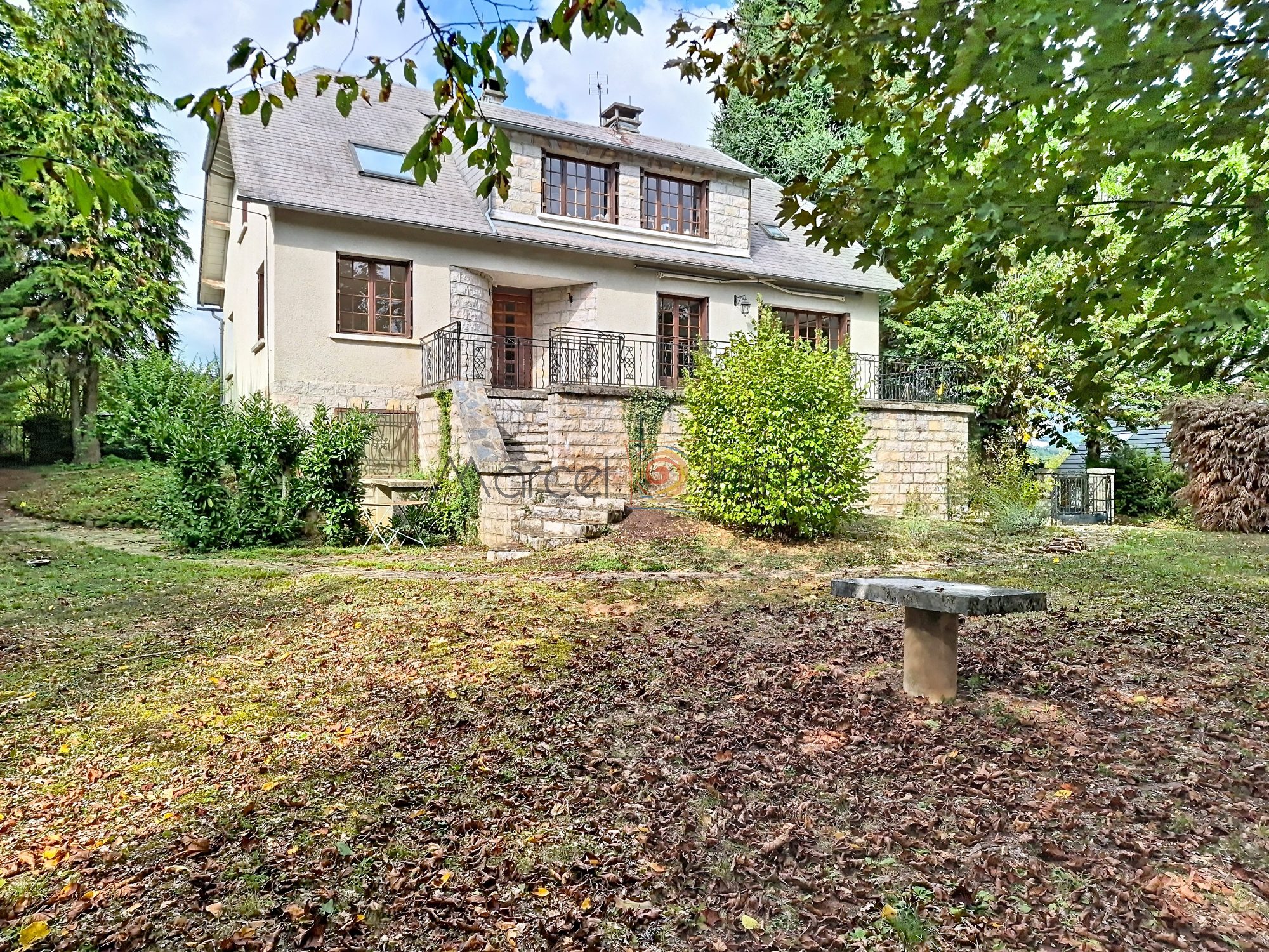 Maison 8 pièces 190 m² · à Saint-Germain-du-Teil · 190 m² · 239 000 €