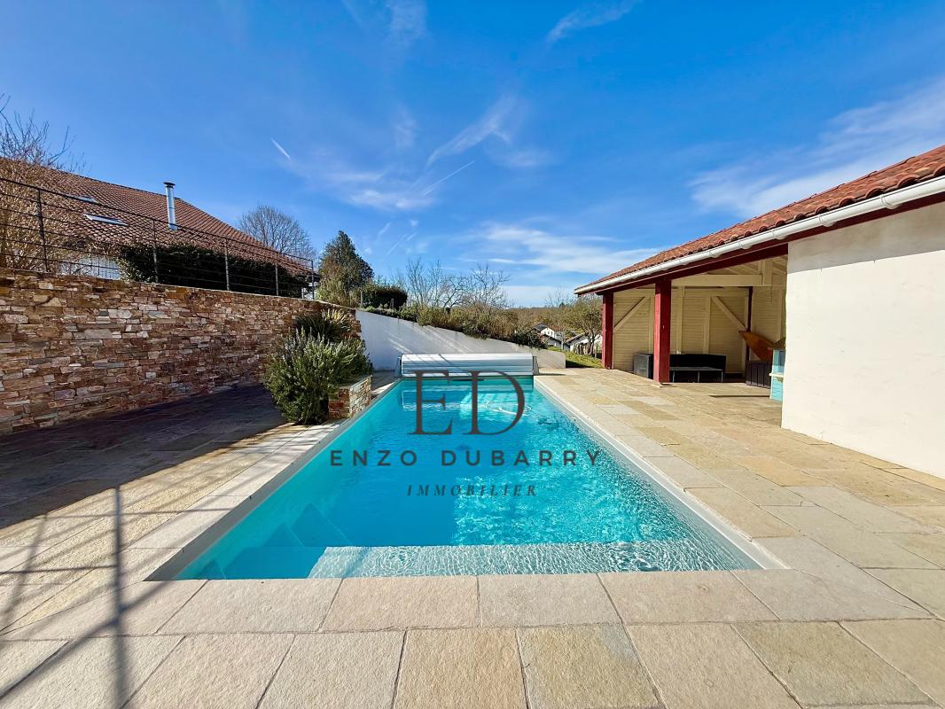 Maison 8 Pièce(s) Bassussarry