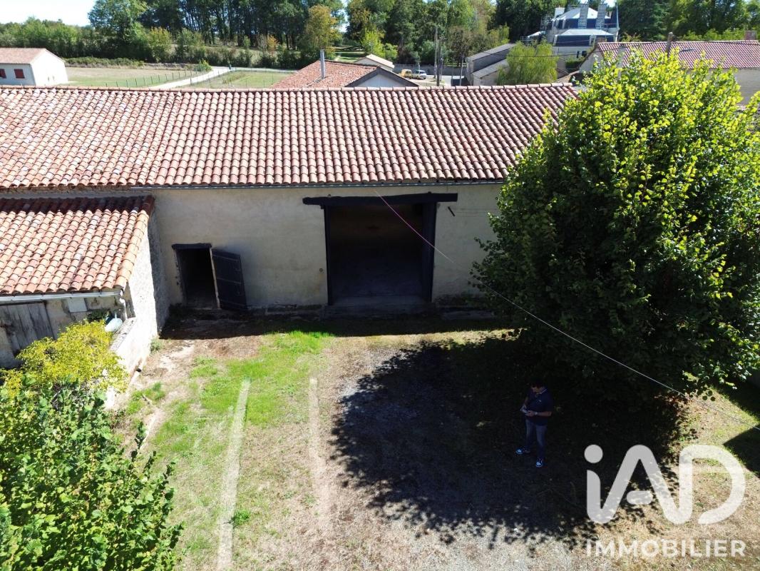 Parking  Usson-du-Poitou - Photo 1