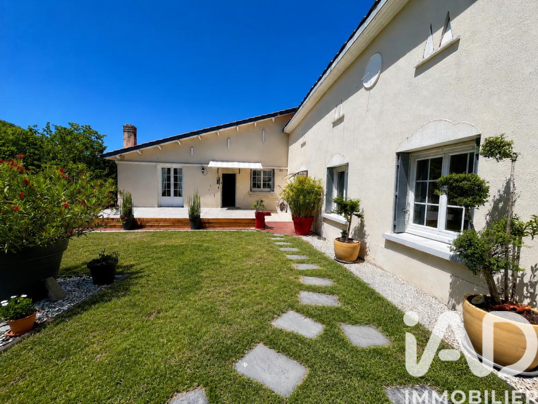 Maison 8 Pièce(s) Barbezieux-Saint-Hilaire