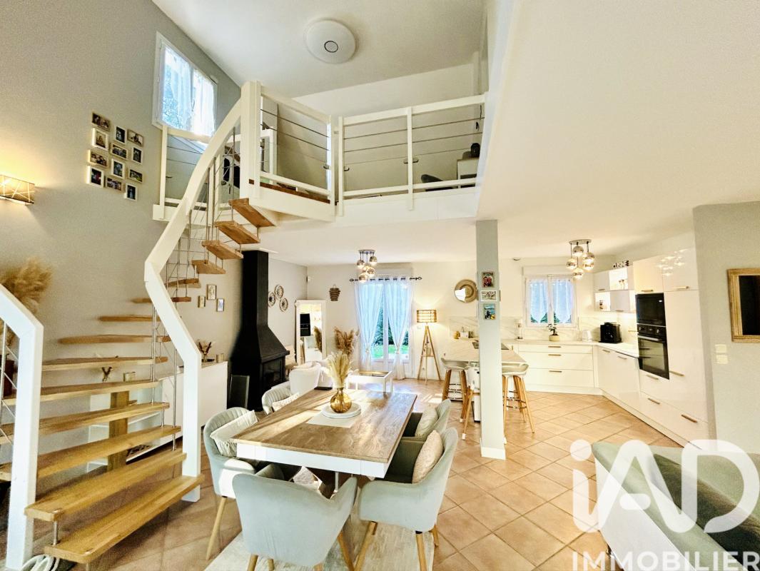 Maison 8 Pièce(s) Cléré-les-Pins