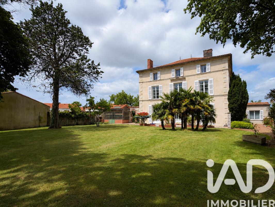 Maison de ville 9 Pièce(s) La Châtaigneraie