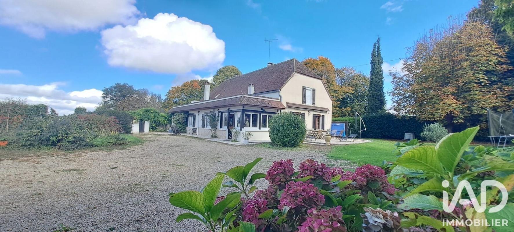 Maison 9 Pièce(s) Saint-Hilaire-les-Andrésis