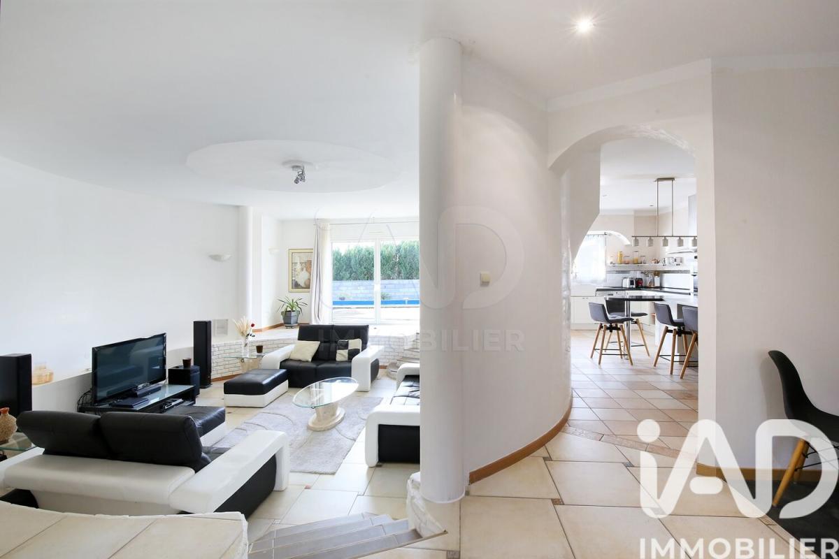 Maison 4 Pièce(s) Gratentour