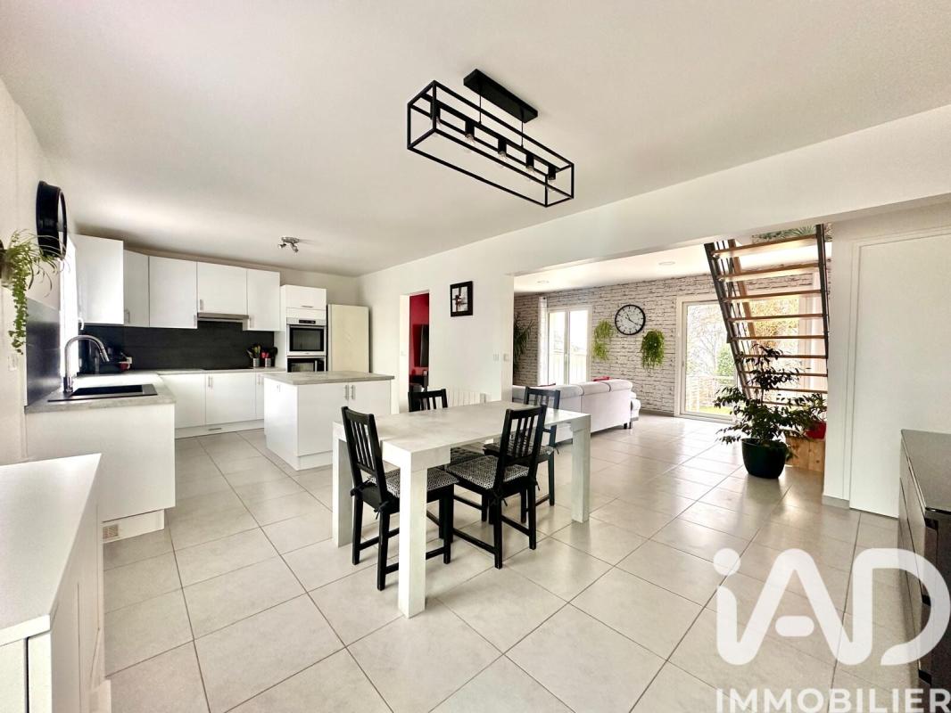 Maison 7 Pièce(s) La Ville-du-Bois