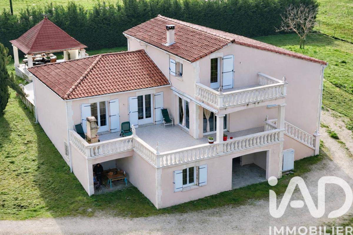 Maison 7 Pièce(s) Mosnac
