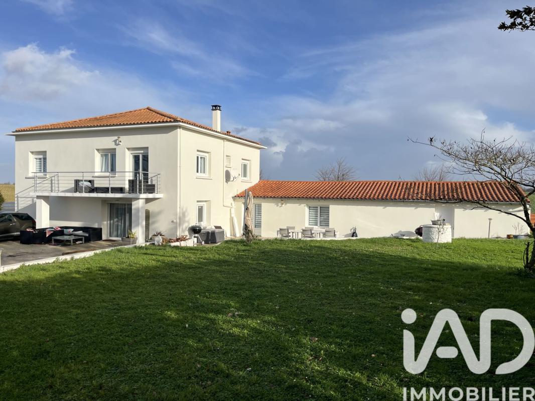 Maison 7 Pièce(s) Saint-Romain-de-Benet