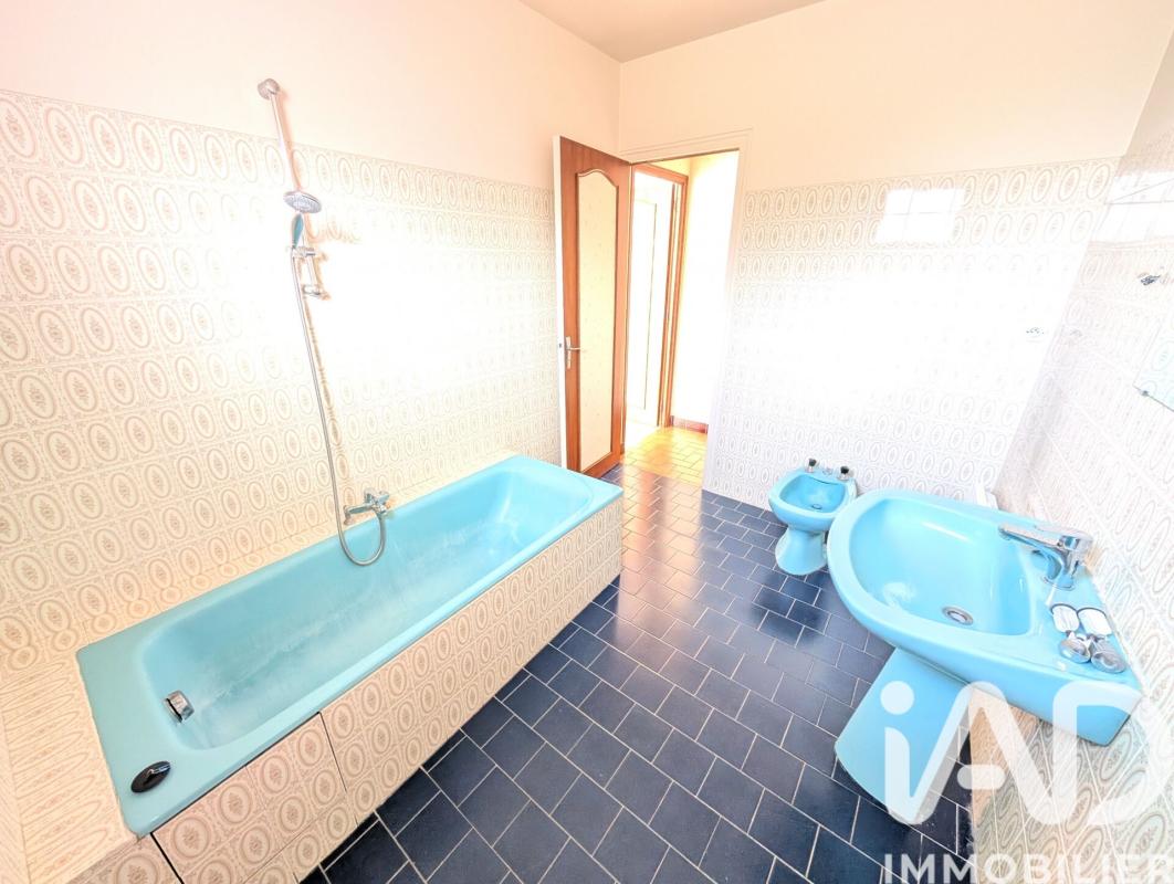 Immeuble  Lussac-les-Châteaux - Photo 22