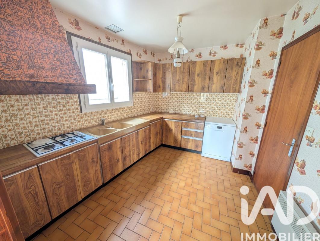 Immeuble  Lussac-les-Châteaux - Photo 24