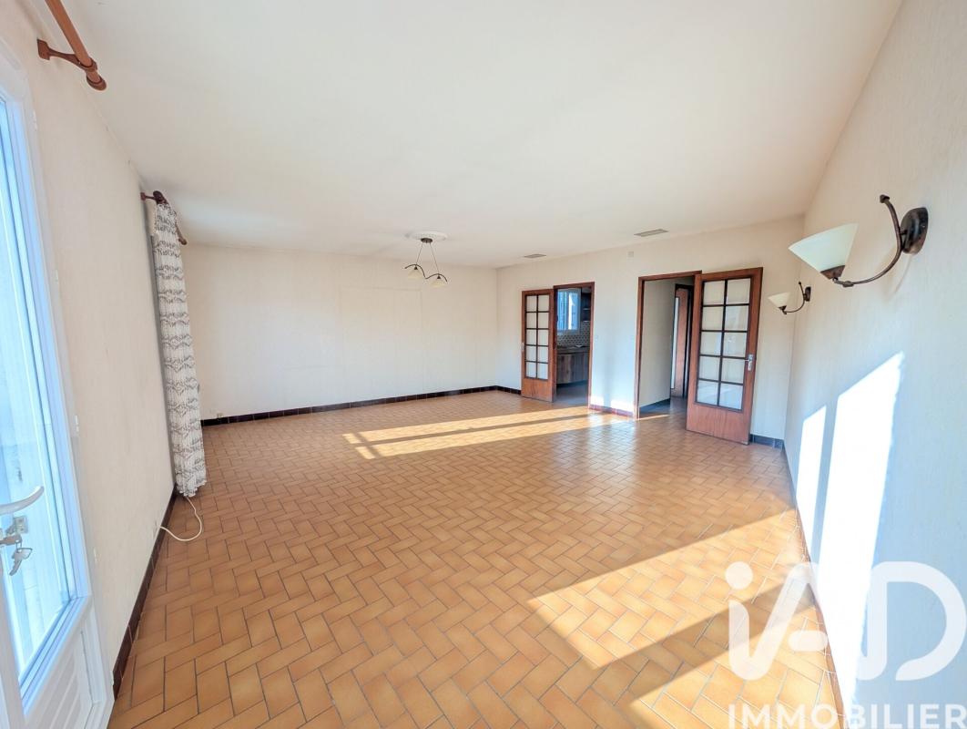 Immeuble  Lussac-les-Châteaux - Photo 4