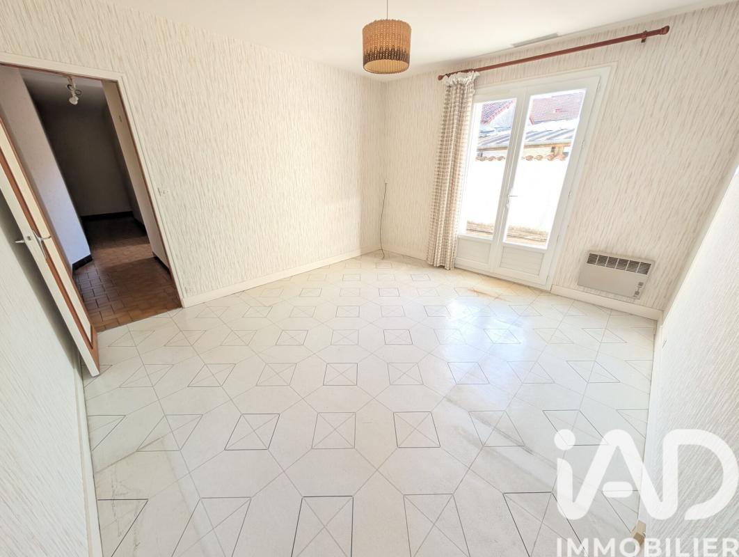 Immeuble  Lussac-les-Châteaux - Photo 10