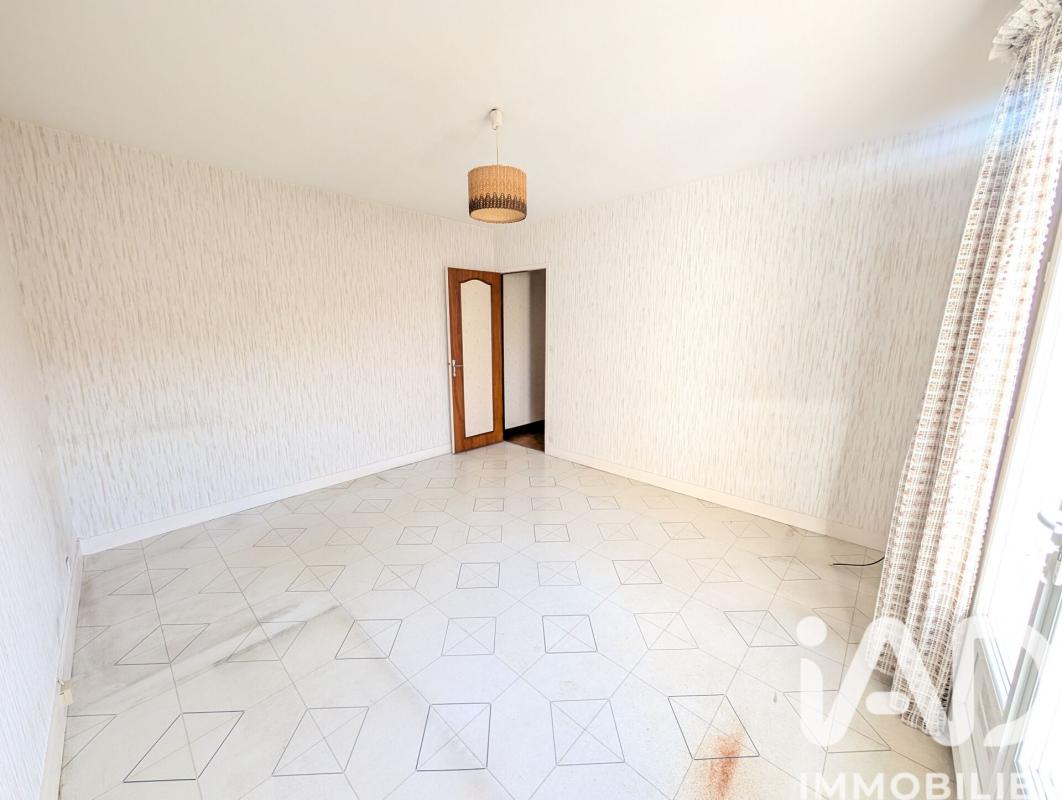 Immeuble  Lussac-les-Châteaux - Photo 11