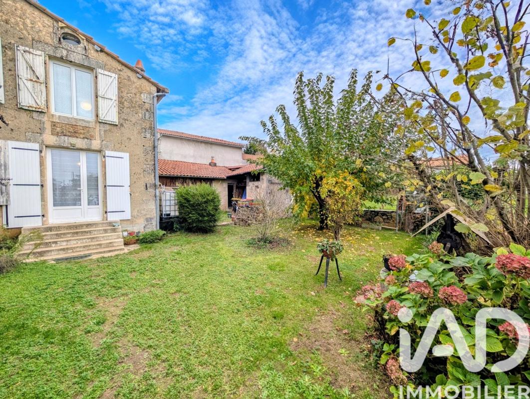 Maison 7 Pièce(s) Lussac-les-Châteaux