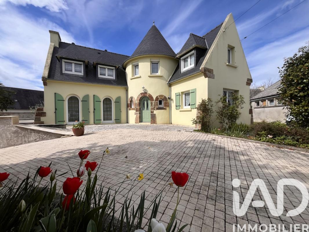 Demeure 5 Pièce(s) Carhaix-Plouguer