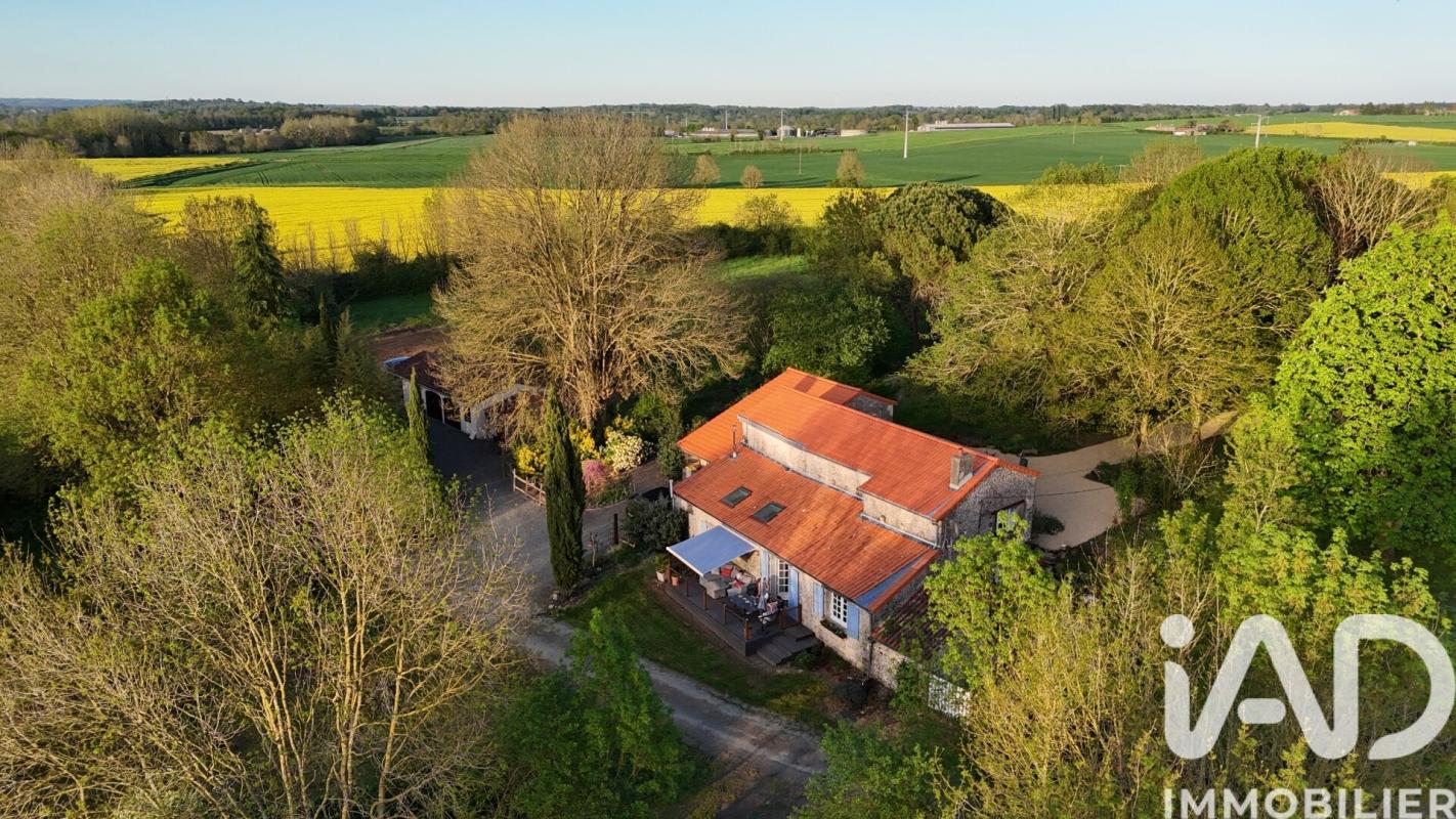 Maison 8 Pièce(s) Saint-Hilaire-des-Loges