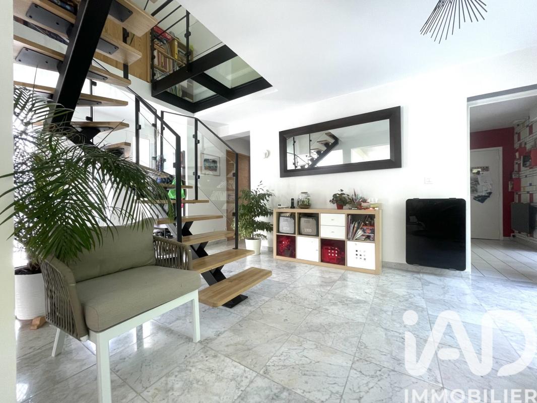 Maison 9 Pièce(s) Le Mesnil-Saint-Denis