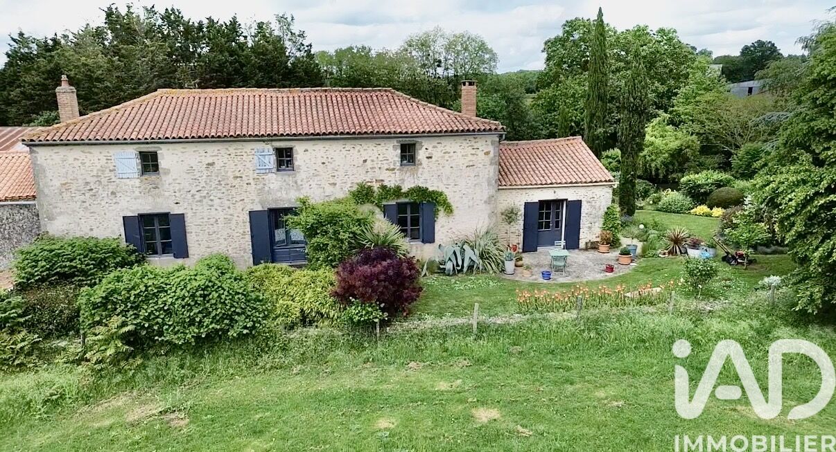 Maison 6 Pièce(s) Gourgé