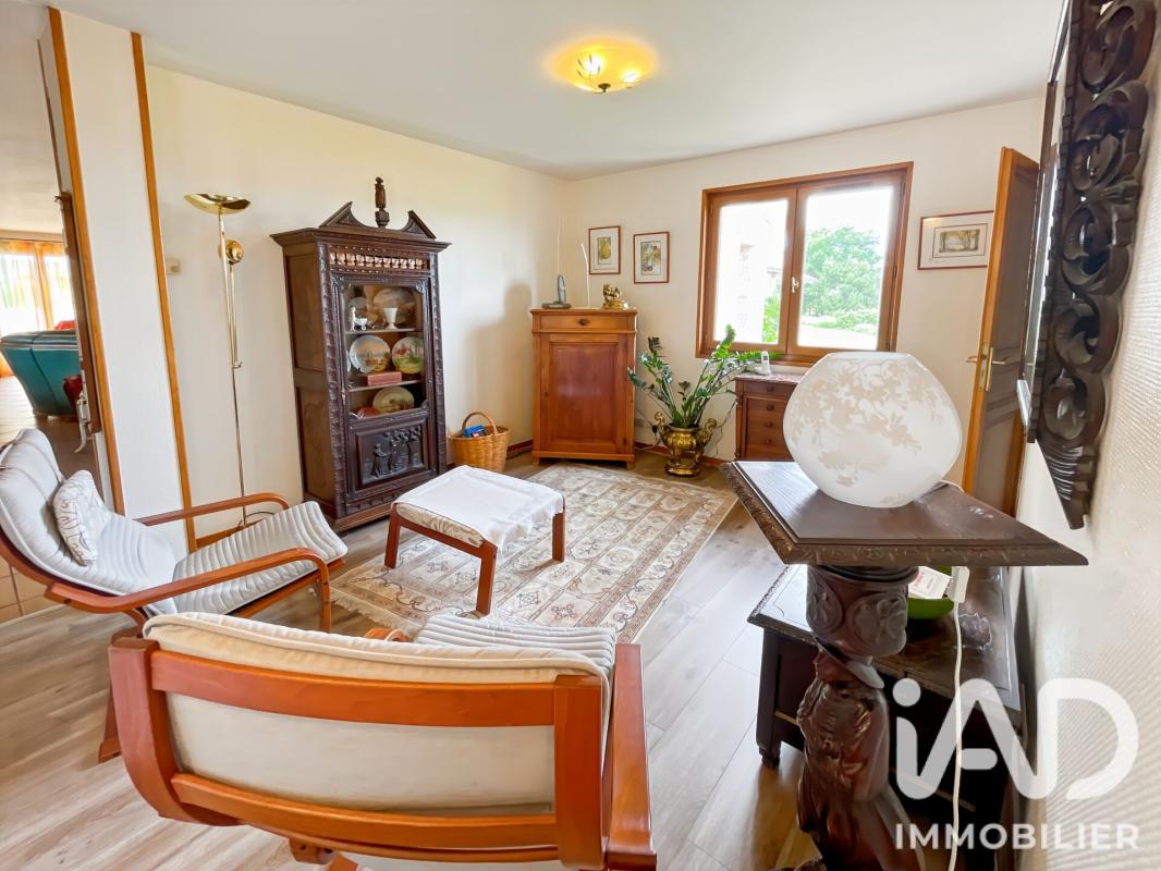 Maison 8 Pièce(s) Saint-Genest-Lerpt - Photo 11