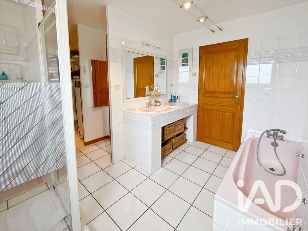 Maison 8 Pièce(s) Saint-Genest-Lerpt - Photo 19