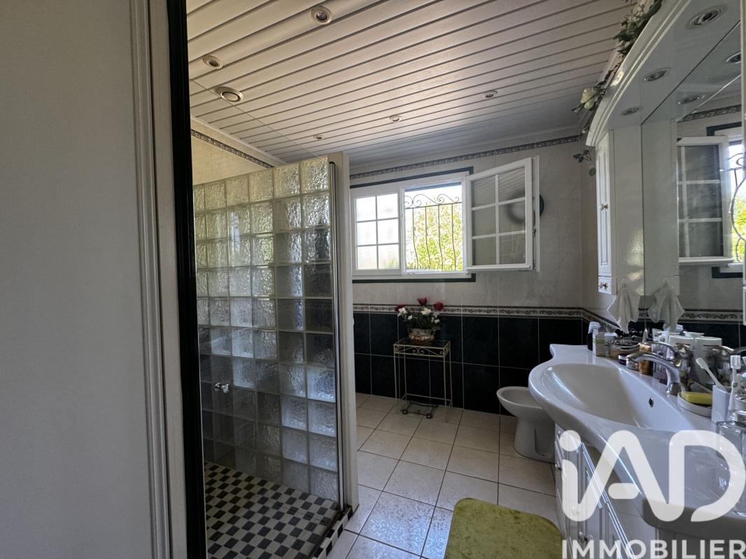 Maison 9 Pièce(s) Saint-Germain-de-Lusignan - Photo 13