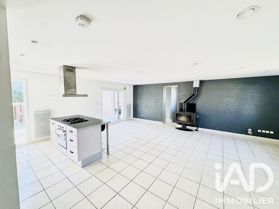Maison 7 Pièce(s) Sainte-Agathe-la-Bouteresse - Photo 2